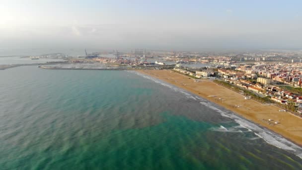 Antennenhafen von Valencia aus der Höhe. Flug über das Meer in Richtung Hafen. panorama des hafens in valencia, spanien, europa — Stockvideo