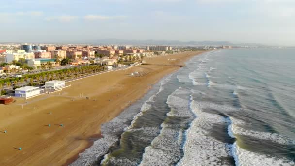 Şehrin üzerinde uçuş. Valencia, İspanya ilçe La malva-rosa — Stok video