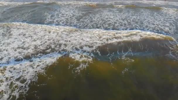 Вид зверху. Низький політ над хвилі, що надходять до берега. Хвилі в тіні утворює велику кількість піни і бульбашок. Повітряні Іспанії, Середземного моря — стокове відео