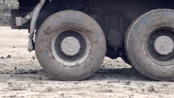 De wielen van een vrachtwagen die via een moeras rijdt. Complexe bouw voorwaarden — Stockvideo