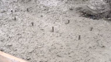 Dökme Beton kalıp close-up. Kalıp beton ağır çekimde parçacıkların dökün