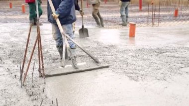 Alt düzey Soloslovo beton hizalar. Dökme kalıp Betonlama üzerinde çimento karıştırıcı beton karışım.