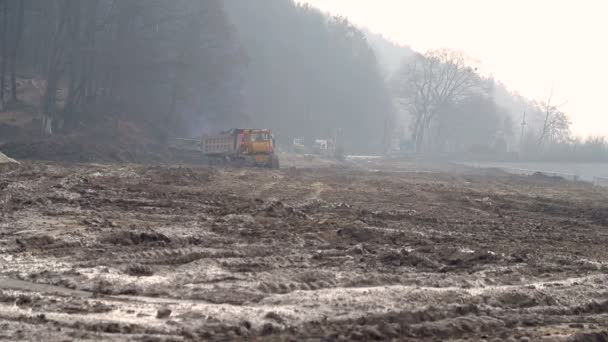 La macchina Bulldozer sta livellando il cantiere. Lavori di grandi attrezzature nel cantiere — Video Stock