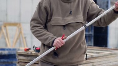 Düzeyi, inşaat seviyede kullanarak inşaatçılar taşımak ölçümleri