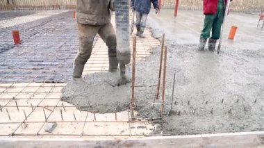 Kalıp Betonlama üzerinde çimento karıştırıcı beton karışım dökme. Bir inşaatta beton dökme işçilerin bir grup