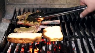Cook bir parça et ızgara döner. Domuz eti taze bir sulu parça kömürün üstünde kavrulmuş. Izgara et pişirme.