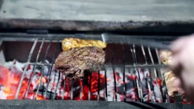 Cook bir parça et ızgara döner. Domuz eti taze bir sulu parça kömürün üstünde kavrulmuş. Izgara et pişirme.