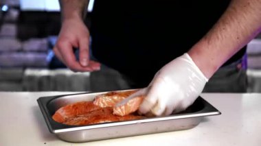 Sulama kırmızı balık kokulu baharat ve yağ yemek. Balık Pişirme için hazırlar. Kırmızı Balık Marine