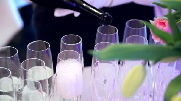宴会上的服务员把香槟酒倒进杯子里. — 图库视频影像