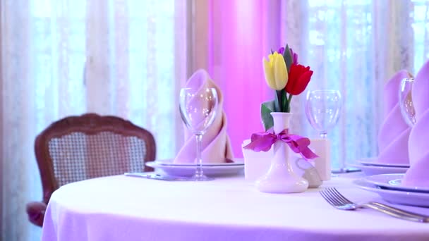 Mesa de banquete lindamente decorado em um restaurante caro. Flores Tulipas como uma bela decoração de mesa no restaurante — Vídeo de Stock