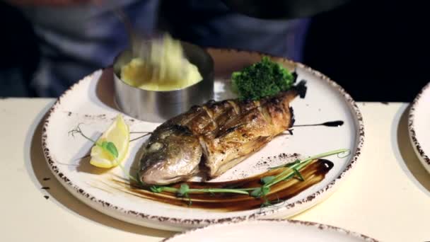 Dorado Fisch auf einem Teller. Köche Signature-Gericht auf einem Teller mit Zitrone und Kräutern — Stockvideo