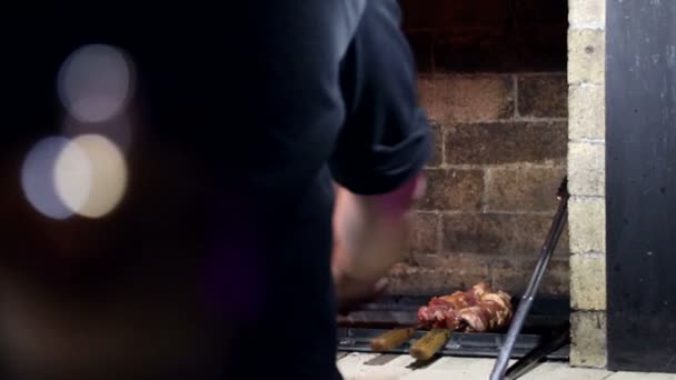 Şef Barbecuing üzerinde kömür Barbekü — Stok video