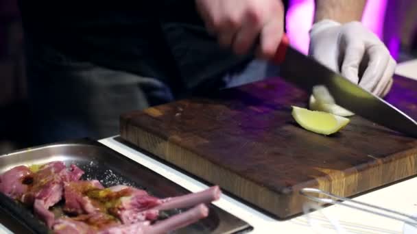 Приготовить ломтики белого лука в уютном ресторане с тусклым освещением — стоковое видео