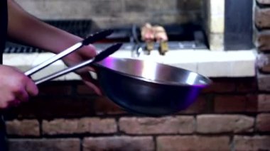 Şef salata ağır çekimde savurma metal bir kase içinde karışımları