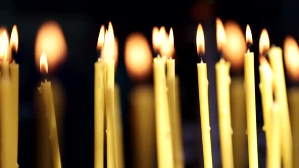 Yellow candles that burn in the Church. Background — Stock Video