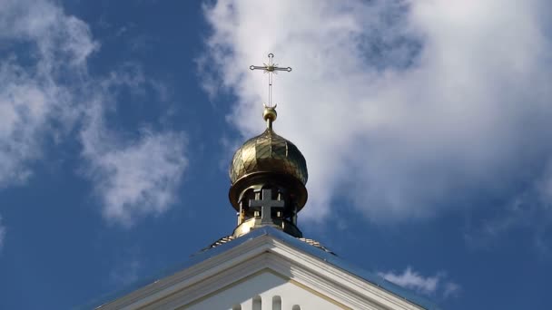 基督徒十字架在教会的圆顶对潮湿的晴朗的天空 — 图库视频影像