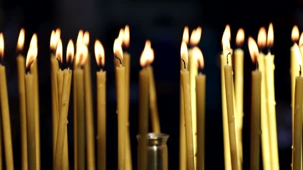 Gelbe Kerzen, die in der Kirche brennen. Hintergrund — Stockvideo