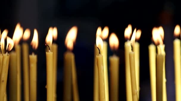 Κίτρινο κεριά που καίγονται στην εκκλησία. Φόντο — Αρχείο Βίντεο