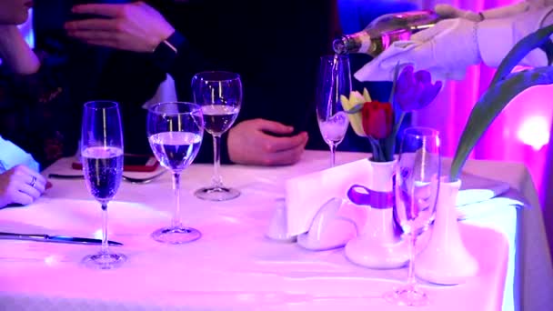 Camarero en el banquete vierte champán en copas . — Vídeo de stock