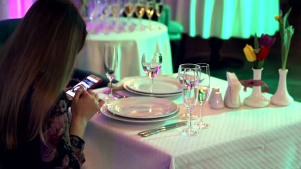 Nő az étteremben szerkezet-val a mozgatható telefon. Modern ifjúsági modulokkal nyilvános helyeken — Stock videók