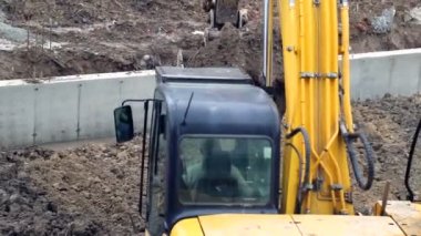 Toprak delik oluşturmak için hazırlanıyor delme makinesi.