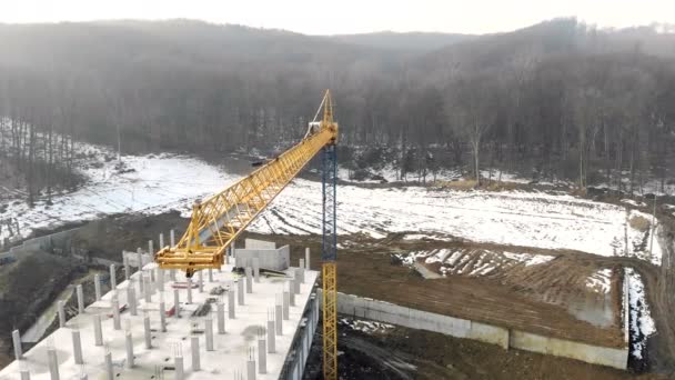 Konstruktion i vinter. Flygande nära höghus konstruktion crane. — Stockvideo