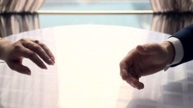 Gençler birbirlerinin elini uzat. Eller iki kişi arasında yumuşak bir dokunuş. Duygu ve aile destek