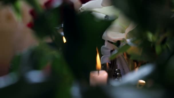 Dos velas encendidas en la iglesia. Tema Iglesia — Vídeos de Stock