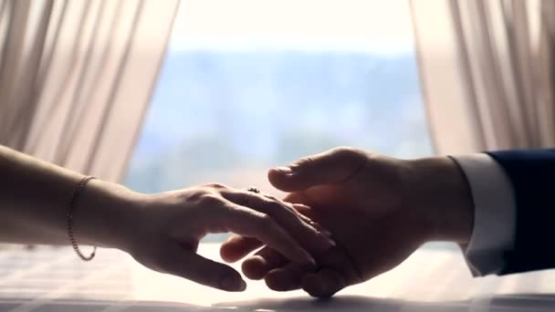 Die jungen Leute strecken sich gegenseitig die Hand. eine sanfte Berührung der Hände zwischen zwei Menschen. Gefühle und Unterstützung in der Familie — Stockvideo