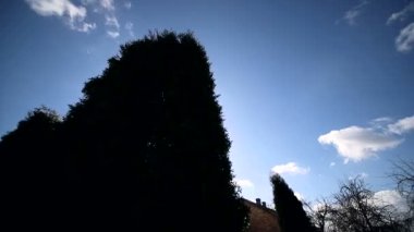 Çan Kulesinin yakınında çapraz. Büyük Tuy çevreleyen çapraz ve Rüzgar dalgalarda güneşli bir günde