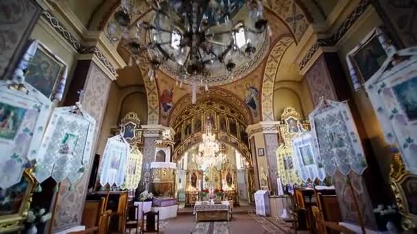 El interior de la antigua iglesia. Paisajes en la iglesia — Vídeo de stock