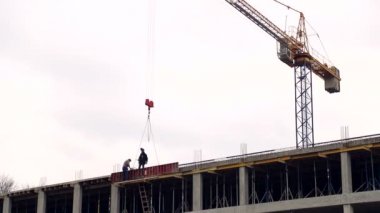 İşçi ve bir inşaat vinç inşaat alanına sahiptir