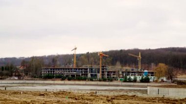 Timelapse İnşaat Sanayi. Üç Vinçler ve işçilerin bir grup bir ev inşa ediyoruz.