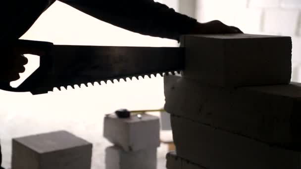 Het silhouet van de hand van de werknemers, welke messen het bouwmateriaal. — Stockvideo