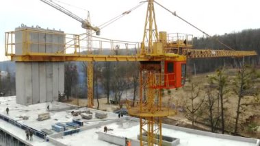 Havadan görünümü büyük inşaat vinç, yakın. Bina arka plan üzerinde inşaat vinç yakın çekim.