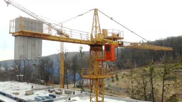 Luftaufnahme großer Baukran, aus nächster Nähe. Baukran auf einem Baugrund, Nahaufnahme. — Stockvideo