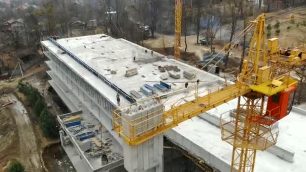 Vue aérienne grande grue de construction, fermer. Grue de construction sur fond de bâtiment, gros plan . — Video