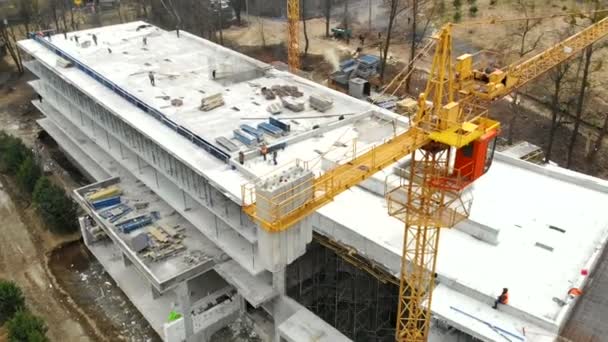 Vista aérea grúa de construcción grande, de cerca. Grúa de construcción sobre un fondo de edificio, de cerca . — Vídeos de Stock