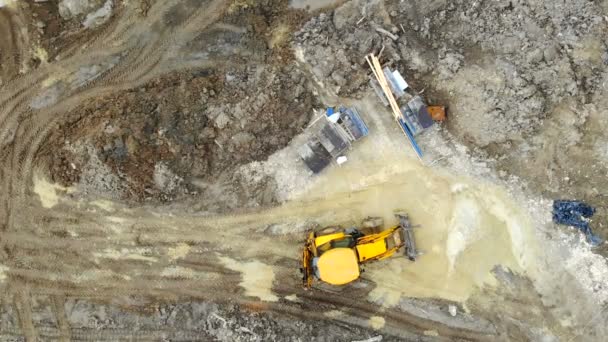 Vista aerea sulla fondazione edificio superiore. L'escavatore porta sabbia per la fondazione della casa — Video Stock