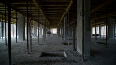Beton yapıları desteklemek bina destekler arasında kamera hareketi. İnşaat alanında bitmemiş yere