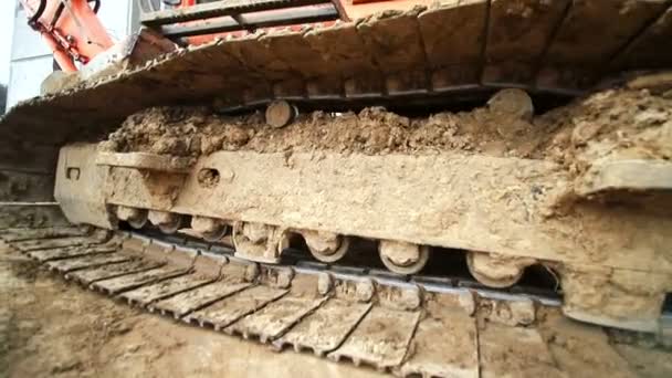 Detail společnosti crawler housenka, která pohání v bažině. Zastřelen širokoúhlý objektiv. Zpomalený pohyb — Stock video