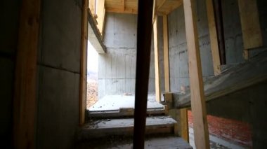 bitmemiş inşaat beton bir merdiven üzerinde tırmanma. Önden Görünüm