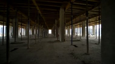 Beton yapıları desteklemek bina destekler arasında kamera hareketi. İnşaat alanında bitmemiş yere