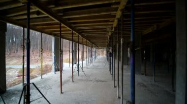 Beton yapıları desteklemek bina destekler arasında kamera hareketi. İnşaat alanında bitmemiş yere
