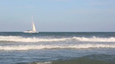 Deniz beyaz yelken tribünlerde ile yat. Turistler açıklarında binmek. Güneşli bir deniz ve dışarı bir yürüyüş