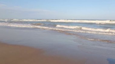Deniz beyaz yelken tribünlerde ile yat. Turistler açıklarında binmek. Güneşli bir deniz ve dışarı bir yürüyüş