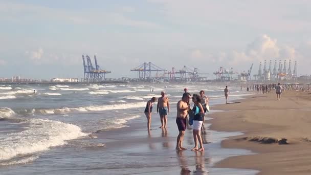 Valencia, Spanien - 11 September 2018: Människor har roligt på baleariska havet på stranden i Valencia i sommar. — Stockvideo