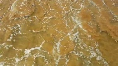 Görüntü en iyi dalga sahile doğru hareket sahile doğru hareket ediyor. Dalga damla yokuş yukarı zonklama. Yavaş kıyıya yakın deniz dalgasının