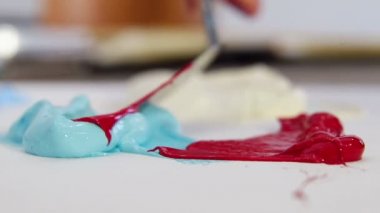 Ressam spatula, çizim için karışımları mavi ve kırmızı renk yakın çekim