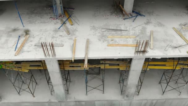 Aerial Shot of the Building in the Process of Construction. Los trabajadores preparan una plataforma para verter cemento en el techo . — Vídeos de Stock